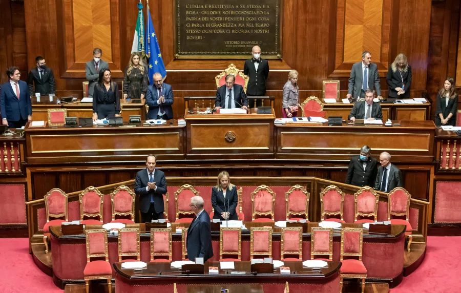 Il governo italiano, con la premier Giorgia Meloni, nei banchi in Parlamento