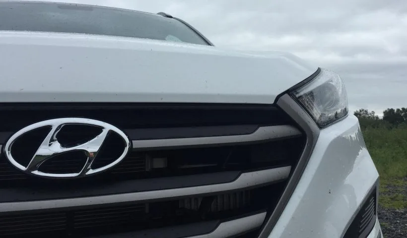 il logo Hyundai di un'auto della società