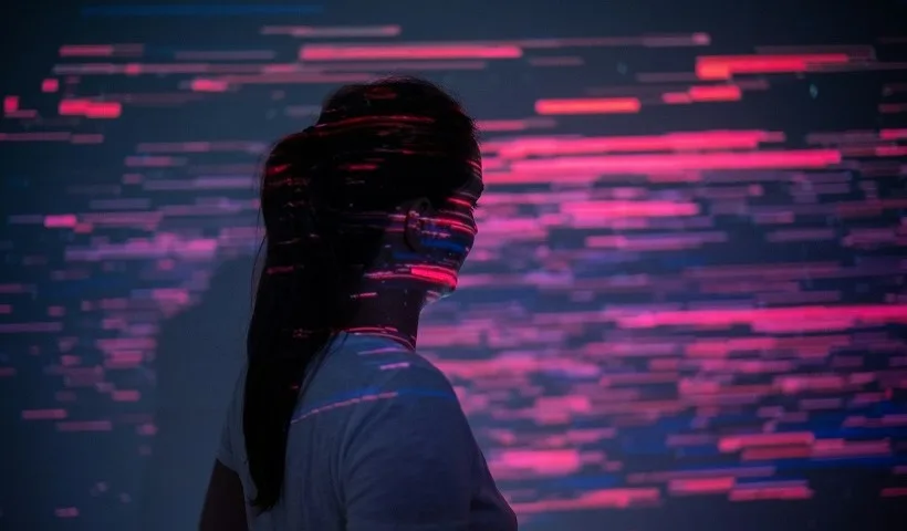 Una donna davanti ad uno schermo digitale
