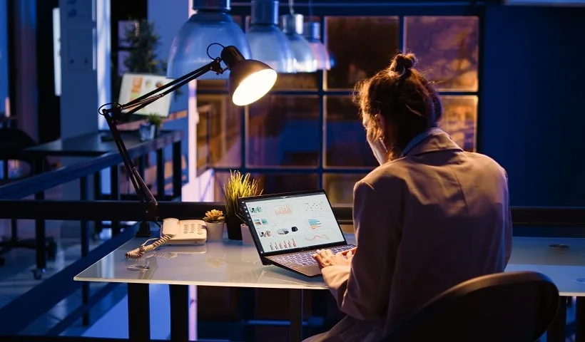 Un'imprenditrice di startup controlla online un report di dati finanziari