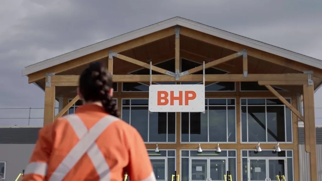 Impiegata che guarda una struttura BHP (Anglo)