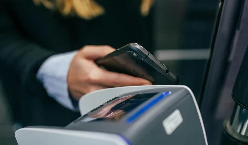 Una persona effettua un pagamento con lo smartphone