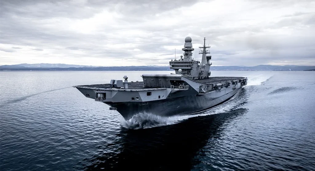 Nave militare in mezzo al mare di Fincantieri