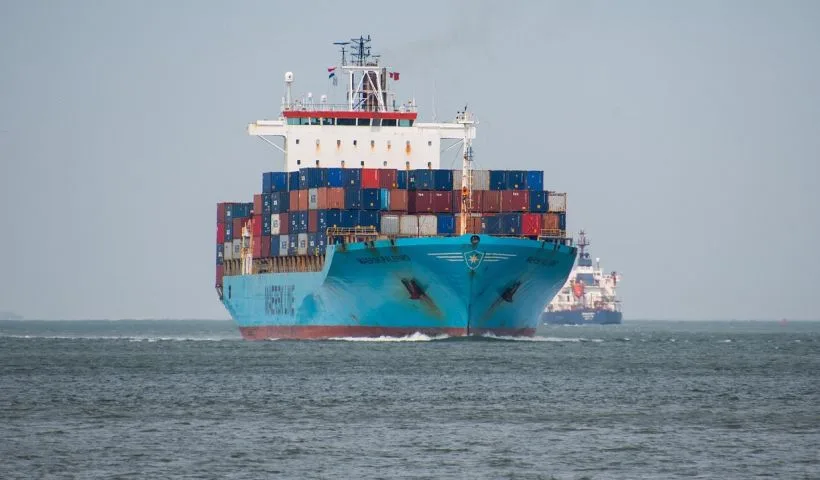 Una nave portacontainer in navigazione.