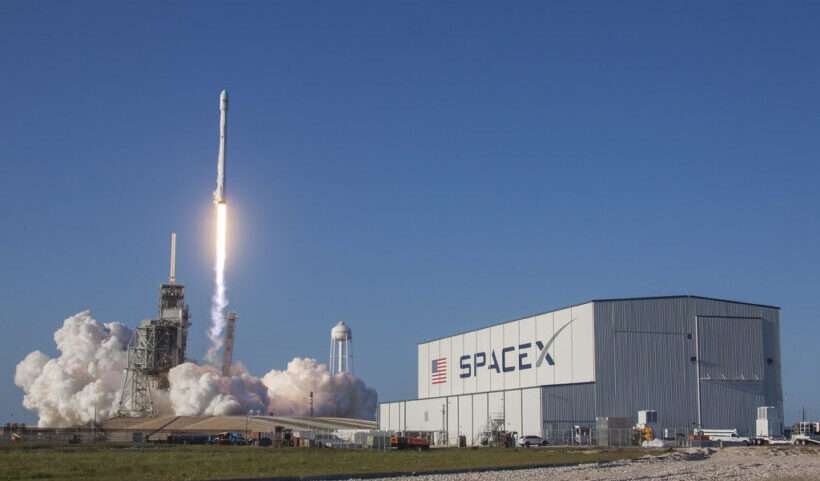 Sede di SpaceX con Lancio SES-10