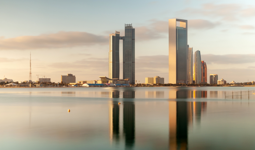 Lo skyline di Abu Dhabi con il grattacielo sede del Mubadala Investment, sulla sinistra