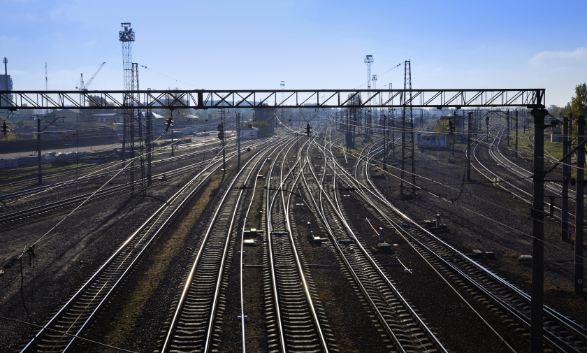 Una serie di binari ferroviari