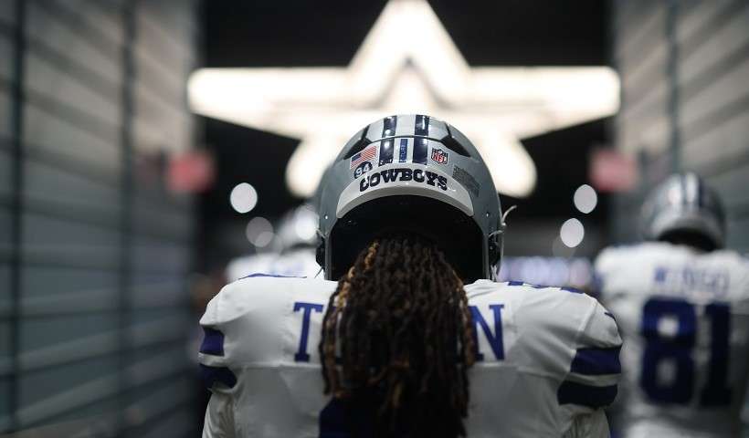 I giocatori dei Dallas Cowboys di spalle mentre entrano in campo