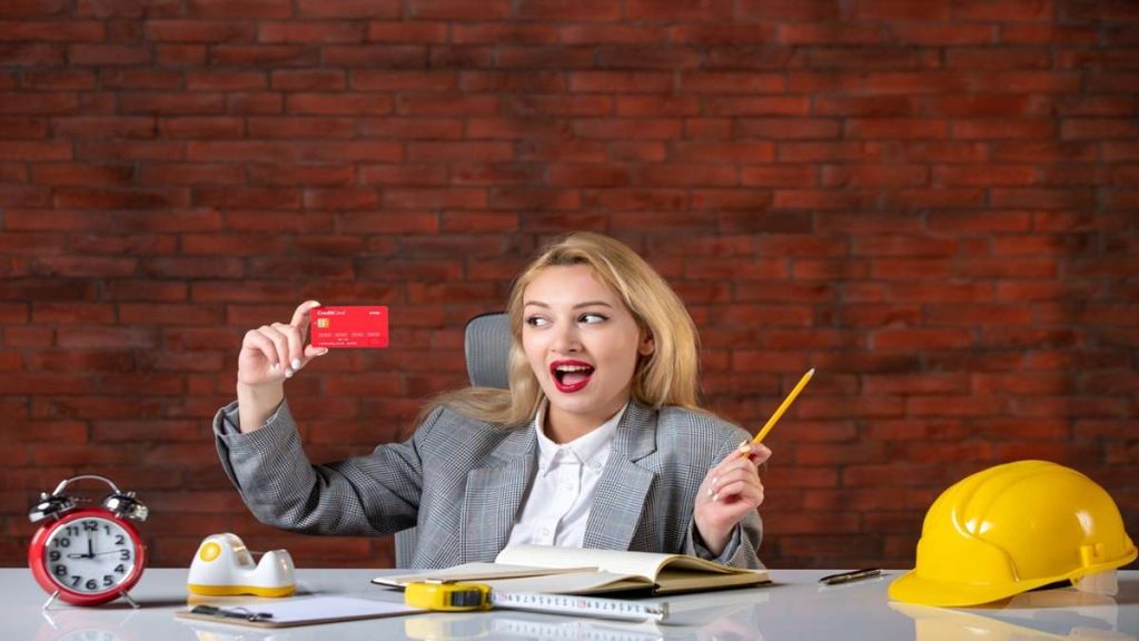 Lavoratrice con carta di credito e fringe benefit 2026.
