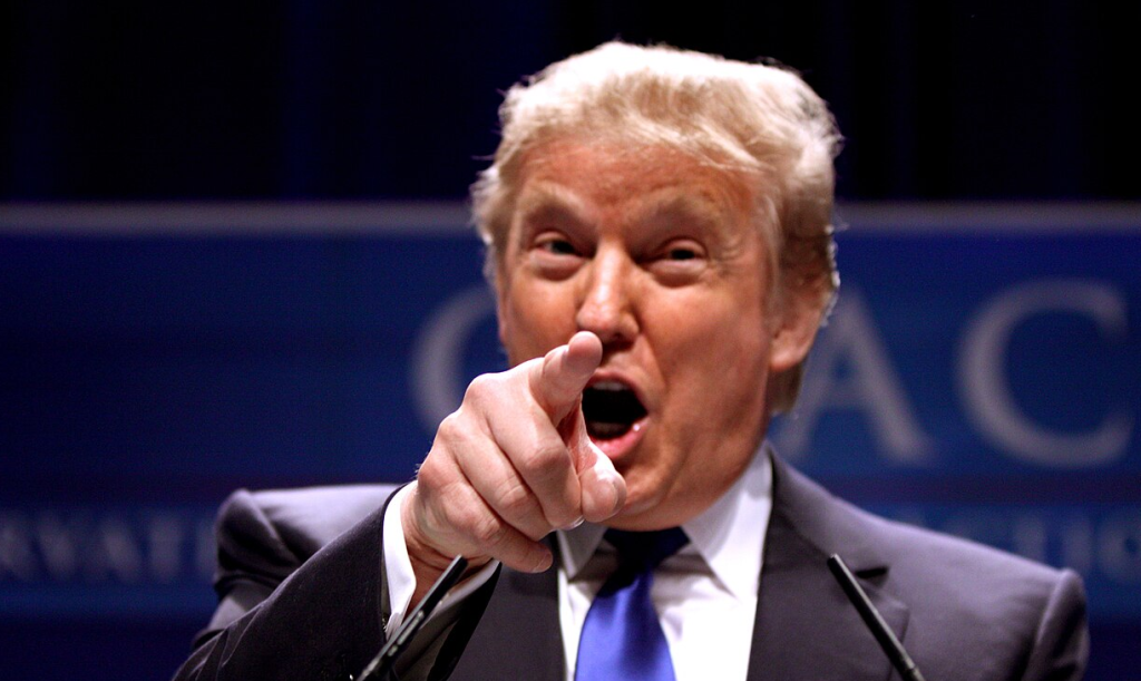 Il presidente degli Stati Uniti, Donald Trump, ripreso durante un comizio della campagna elettorale che lo ha portato alla Casa Bianca