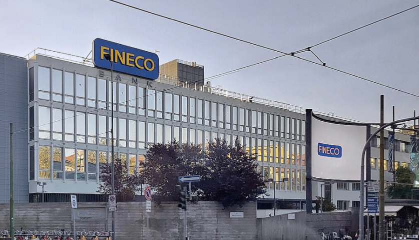 La facciata della sede milanese di Fineco