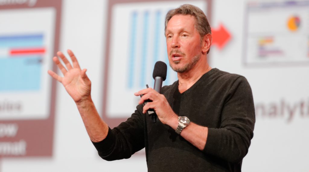 Immagine di Larry Ellison sul palco mentre parla con un microfono in mano