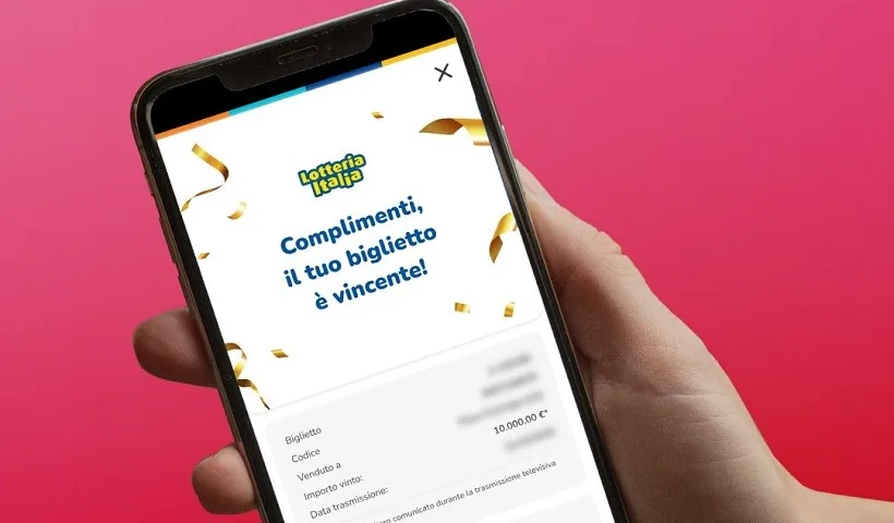 Uno smartphone con l'app della Lotteria Italia