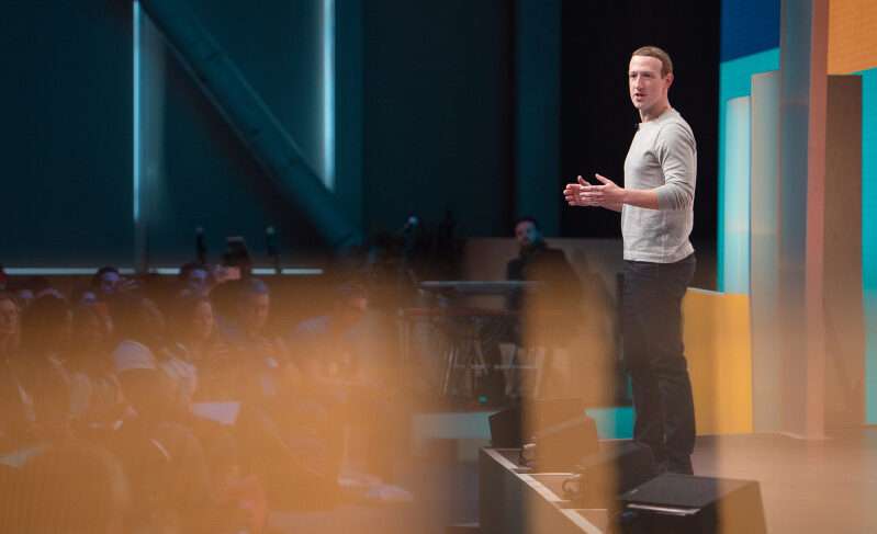 Mark Zuckerberg, fondatore di Meta, sul palco durante una presentazione di Meta Platforms