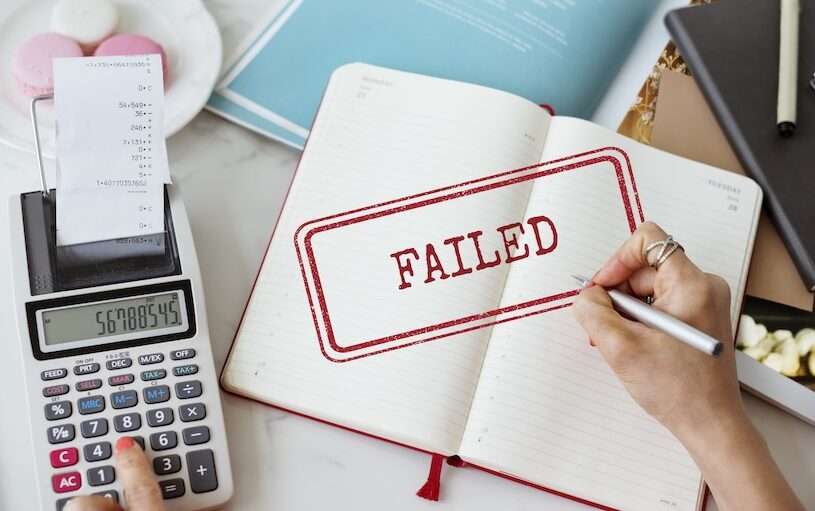 Opzione Donna 2026 cancellata: timbro Failed su un taccuino accanto a calcolatrice e documenti, simbolo dello stop alla pensione anticipata.