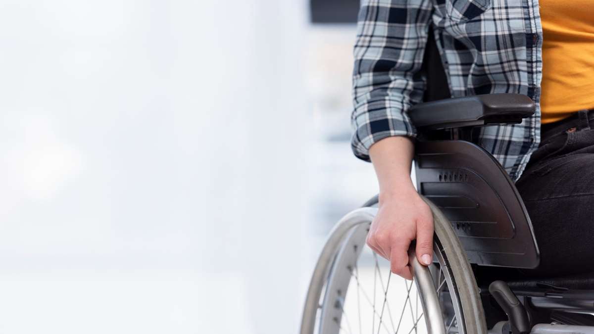 Persona in sedia a rotelle e pensioni di invalidità 2026.
