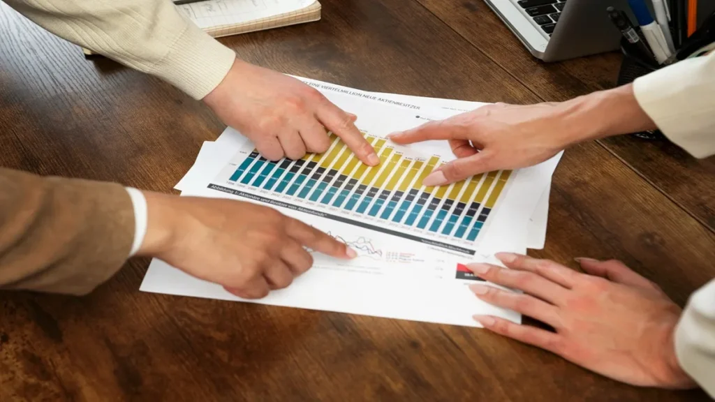 Persone che analizzano grafici finanziari su documenti, immagine rappresentativa della Rottamazione quater