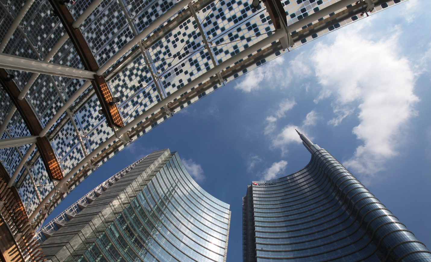 Una vista dal basso della torre Unicredit in Piazza Gae Aulenti a Milano