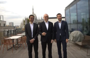 Walter Rizzi, Onur Genc e Murat Kalkan dopo la presentazione di bbva a Milano, sulla terrazza con il Duomo sullo sfondo
