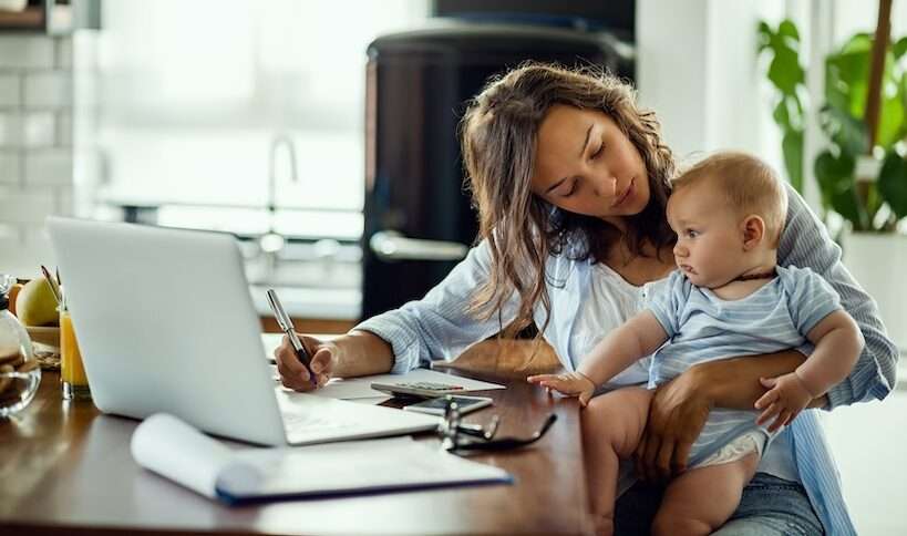 Madre che lavora da casa con il figlio, immagine del Bonus mamme lavoratrici 2026 e conciliazione lavoro-famiglia.