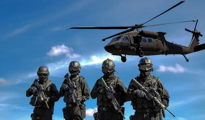 una foto di quattro militari e un elicottero credits: Pixabay