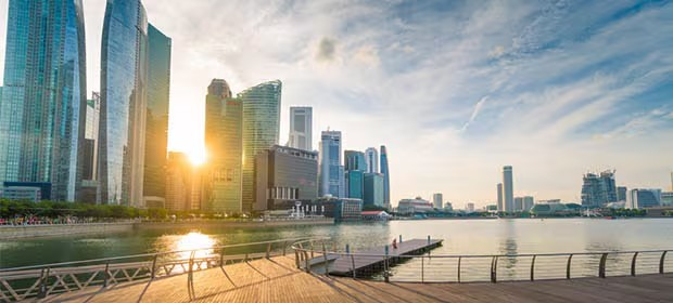 Se c’è un esempio di come uno Stato possa investire come un imprenditore paziente e razionale, questo è Temasek Holdings. Singapore è una piccola isola senza risorse naturali, e proprio per questo ha dovuto costruire la propria ricchezza in modo diverso: puntando su competenze, disciplina e visione di lungo periodo. Temasek nasce nel 1974 con questo spirito ed è oggi uno degli investitori pubblici più rispettati al mondo. Temasek non è un fondo sovrano nel senso tradizionale del termine. Non gestisce direttamente le riserve valutarie del Paese e non si alimenta di rendite petrolifere. È piuttosto una holding di investimento che ha il compito di far crescere nel tempo il patrimonio dello Stato, comportandosi come un azionista attento e responsabile. In questo articolo: Perché nasce Temasek Come funziona: indipendenza e responsabilità Da dove nasce la ricchezza di Temasek Dove e come investe Temasek L’impatto su Singapore Perché nasce Temasek Negli anni '70, Singapore stava muovendo i primi passi come nazione indipendente. Lo Stato controllava molte aziende chiave, dai trasporti alle telecomunicazioni, ma gestirle direttamente attraverso l’apparato pubblico non era né efficiente né sostenibile nel lungo periodo. La soluzione fu elegante e pragmatica: separare la politica dall’investimento. Temasek nacque per detenere e gestire le partecipazioni statali con criteri di mercato, lasciando al governo il ruolo di indirizzo strategico generale. In questo modo, le aziende potevano crescere, competere e migliorare senza interferenze quotidiane, mentre lo Stato restava il proprietario ultimo. Come funziona: indipendenza e responsabilità Temasek è interamente di proprietà del Ministero delle Finanze di Singapore, ma opera in piena autonomia operativa. Il governo non decide quali aziende comprare o vendere: questo compito spetta al management, che risponde dei risultati come in qualsiasi altra grande società di investimento. Uno degli aspetti più distintivi è la cultura della responsabilità. Ogni decisione viene valutata in termini di rischio, rendimento e impatto di lungo periodo. Temasek accetta che nel breve termine possano esserci anni difficili, ma misura il proprio successo su orizzonti temporali molto lunghi. La trasparenza è parte integrante del modello: Temasek pubblica regolarmente report dettagliati, spiegando non solo cosa fa, ma anche perché lo fa. Da dove nasce la ricchezza di Temasek Il patrimonio iniziale di Temasek è stato costituito dalle partecipazioni statali conferite alla nascita della holding. Da allora, la crescita non è arrivata da nuove iniezioni di capitale pubblico, ma dalla capacità di far fruttare ciò che già esisteva. Dividendi, utili reinvestiti, rivalutazione delle partecipazioni e scelte di allocazione del capitale hanno permesso a Temasek di aumentare il proprio valore nel tempo. È un modello basato sulla compounding, la crescita composta, più che su grandi scommesse speculative. Dove e come investe Temasek Nel corso degli anni, Temasek si è evoluta da investitore domestico a protagonista globale. Oggi il suo portafoglio è distribuito tra Asia, Europa, Stati Uniti e mercati emergenti, con un’attenzione particolare alle aree in cui la crescita strutturale è più promettente. Investe in: aziende strategiche di Singapore, come banche, trasporti e telecomunicazioni; tecnologia e digitalizzazione, per intercettare i cambiamenti dell’economia globale; sanità e scienze della vita, settori considerati essenziali nel lungo periodo; servizi finanziari e consumi, motori della crescita asiatica; private equity e venture capital, per sostenere innovazione e nuove imprese. Temasek non segue le mode del momento. Preferisce costruire posizioni con calma, entrare quando le valutazioni sono sensate e mantenere gli investimenti finché la tesi di lungo periodo resta valida. Uno dei tratti più caratteristici di Temasek è la pazienza. Non cerca di prevedere i cicli di mercato né di battere gli indici trimestre per trimestre. Accetta la volatilità come parte naturale del percorso e si concentra sulla qualità degli asset. Questa disciplina ha permesso a Temasek di attraversare crisi finanziarie, bolle speculative e shock globali senza perdere la rotta, adattando gradualmente il portafoglio ai cambiamenti strutturali dell’economia. L’impatto su Singapore Temasek ha avuto un ruolo cruciale nello sviluppo di Singapore. Ha contribuito a creare aziende solide e competitive, ha rafforzato il sistema finanziario e ha reso il Paese un hub economico di riferimento in Asia. I rendimenti generati da Temasek sostengono indirettamente la spesa pubblica e permettono allo Stato di investire in istruzione, infrastrutture e welfare senza gravare eccessivamente sui cittadini.