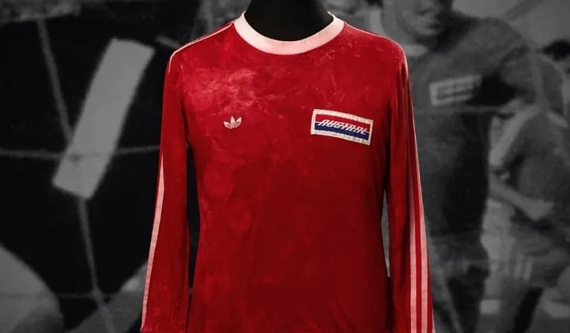 La maglia dell'Argentinos Juniors del 1980 indossata da Maradona