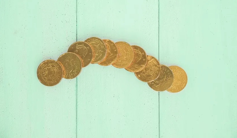 Una serie di monete d'oro da collezione