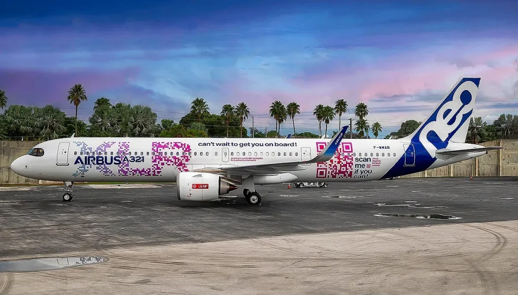 Aereo della famiglia A321 di Airbus fermo sulla pista