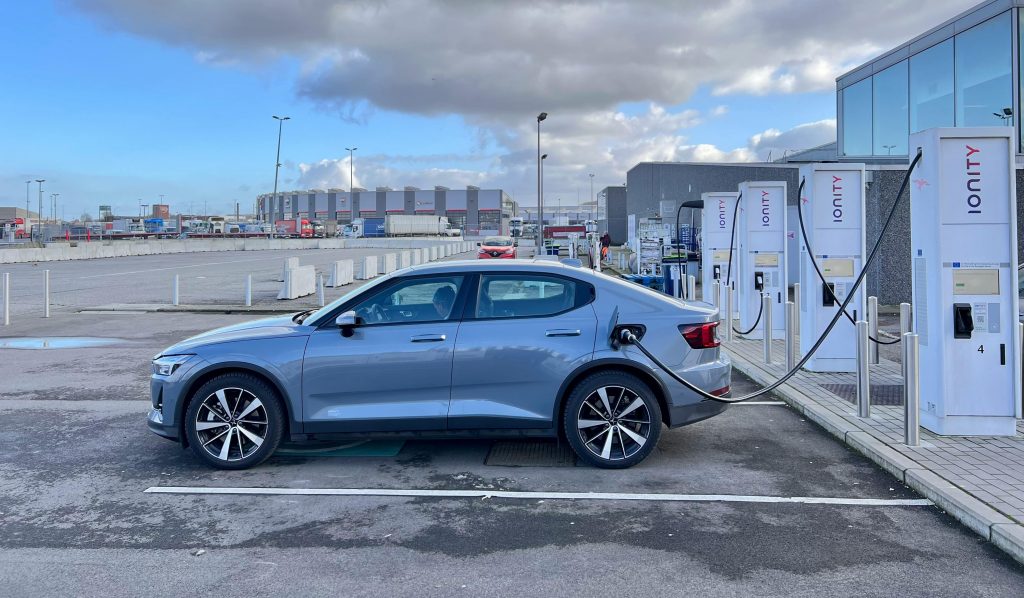 Auto elettrica in carica presso una colonnina
