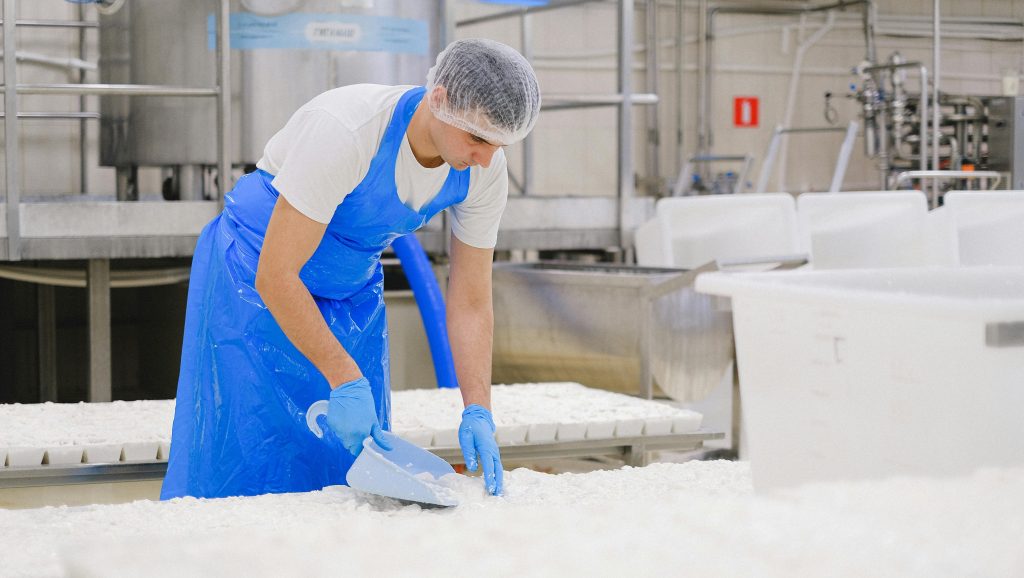Dazi Cina - immagine di un operaio in un'azienda lattiero-casearia