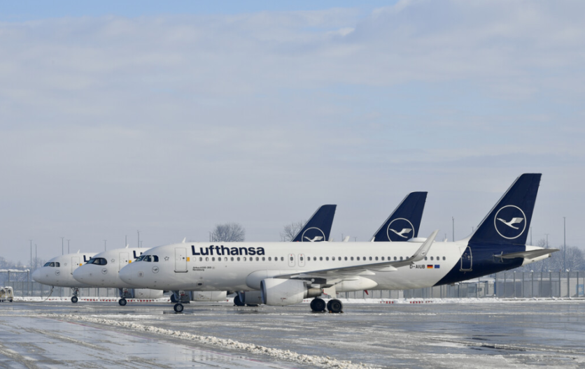 Aerei Lufthansa parcheggiati e allineati in aeroporto in una giornata invernale