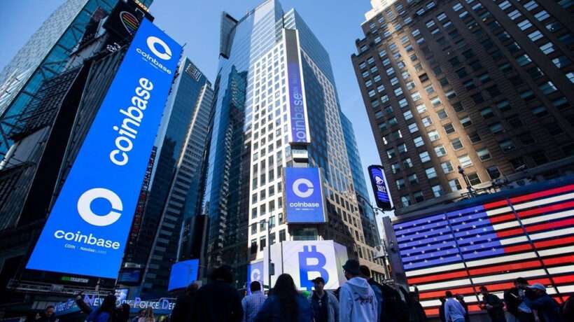 Banner di Coinbase in una piazza negli Stati Uniti
