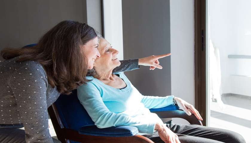 Caregiver familiari che assistono un’anziana.