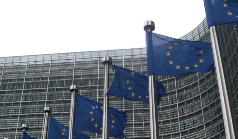 Bandiere unione europea davanti alla sede della commissione europea