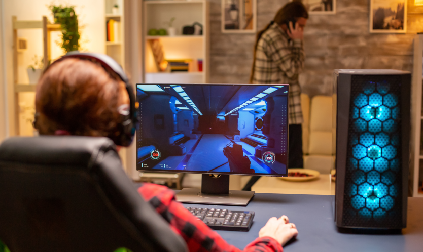 Una ragazza impegnata in una partita di videogames