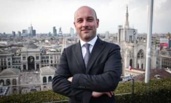 Giancarlo Sandrin, country head di L&G, in posa su un terrazzo che si affaccia sulla Piazza del Duomo a Milano