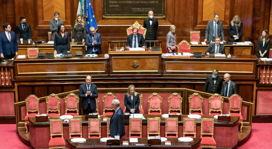 La presidente del Consiglio, Giorgia Meloni tra i banchi del governo