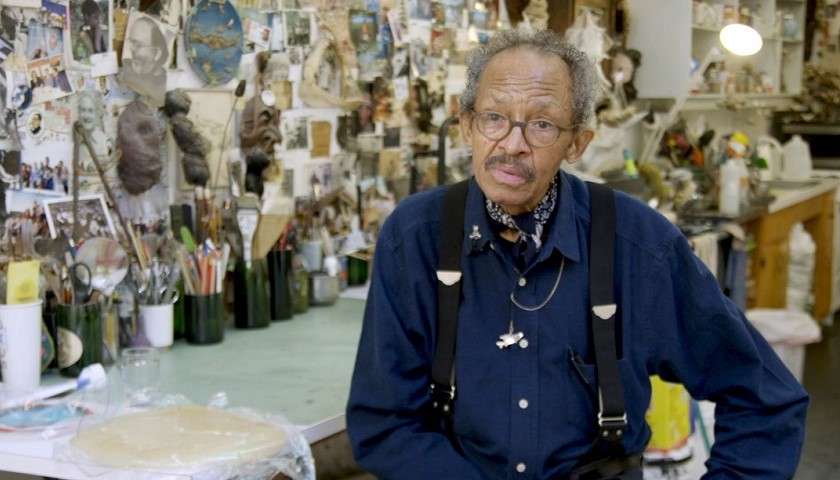 Jack Whitten in una scena del documentario In the Studio: Jack Whitten