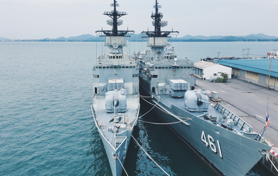 Due navi da guerra ormeggiate nella banchina di un porto militare
