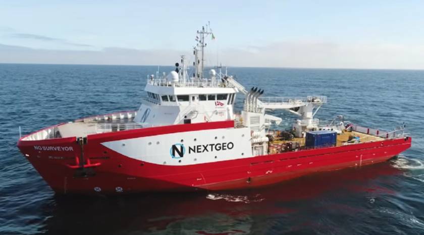 Un'imbarcazione Nextgeo, con lo scafo rosso e bianco e il nome della società sulla fiancata laterale, nella parte anteriore