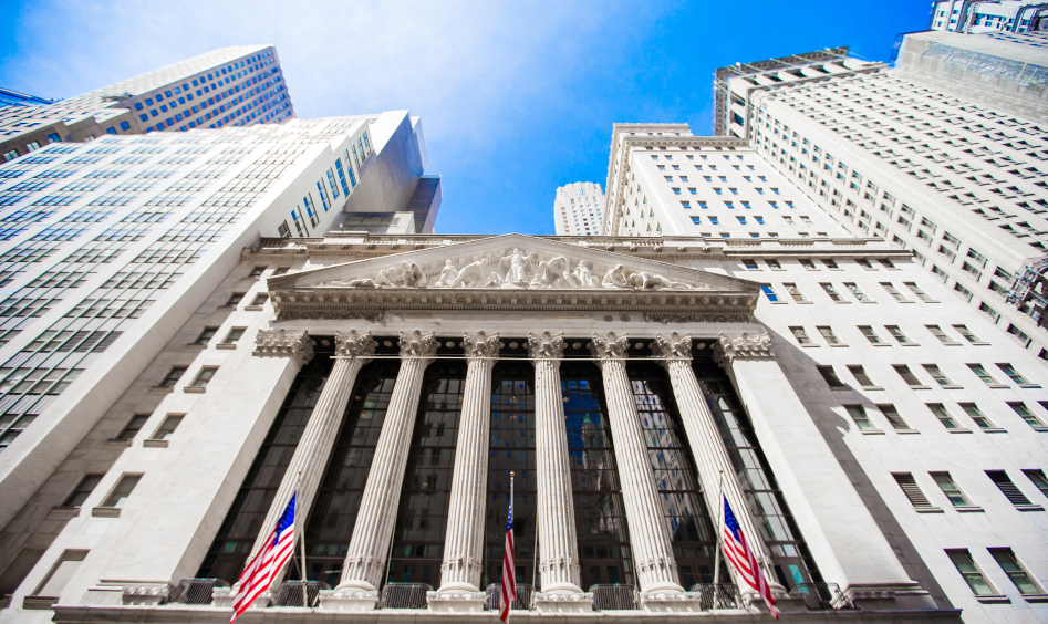 L'ingresso della Borsa Usa a Wall Street visto dal basso verso l'alto