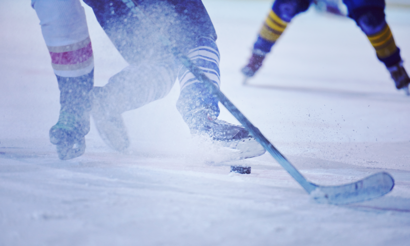 Un giocatore controlla il disco durante una partita di hockey