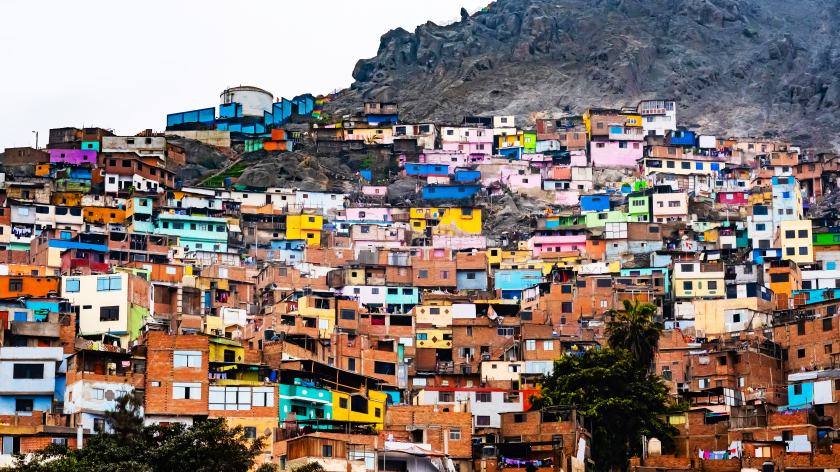 Uno slum sulle colline che circondano Lima, in Perù.