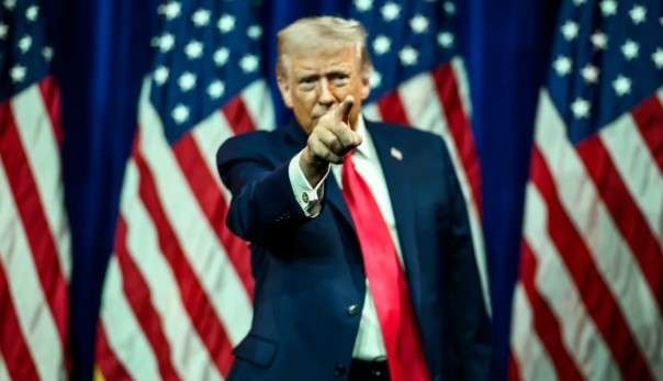 Difesa - Immagine di Trump con il dito puntato durante un discorso ai repubblicani