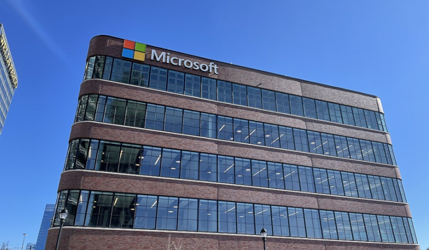 La sede di Microsoft ad Atlanta, in un'inquadratura dal basso verso l'alto sullo sfondo di un cielo azzurro
