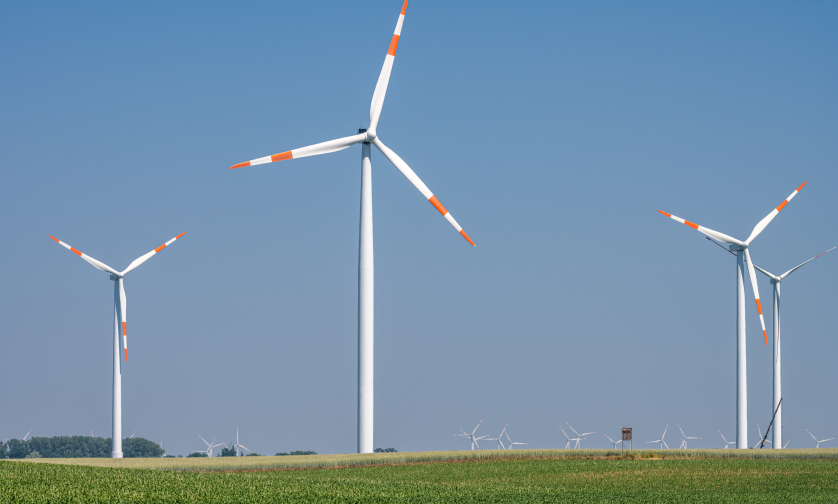 Turbine eoliche in un paesaggio verde