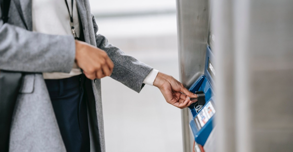 Un uomo inserisce la sua carta di credito in un atm