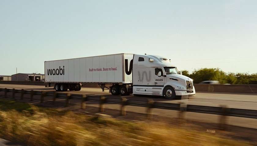 Un camion a guida autonoma che monta la tecnologia Waabi