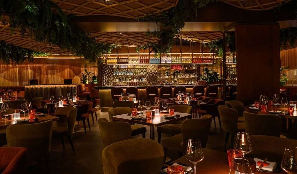 una foto dell'interno di Sushi Samba che apre a Milano a Torre Velasca